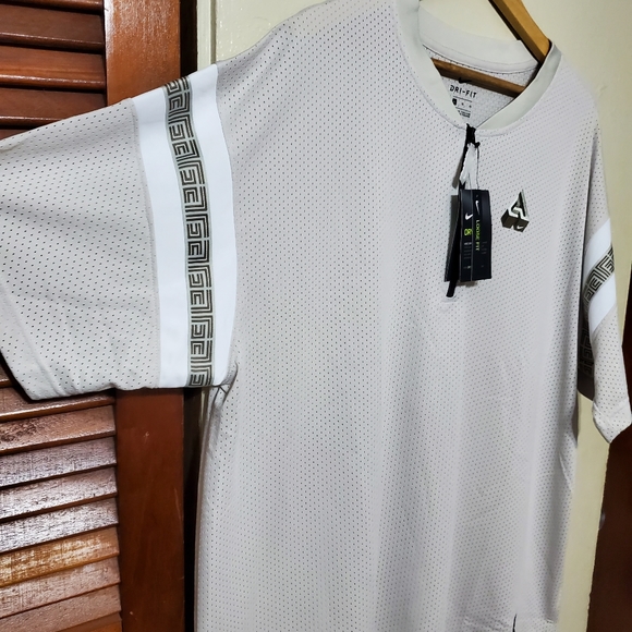 Nike Giannis Short Sleeve 1/4 Zip Shirt - Picture 2 of 9
